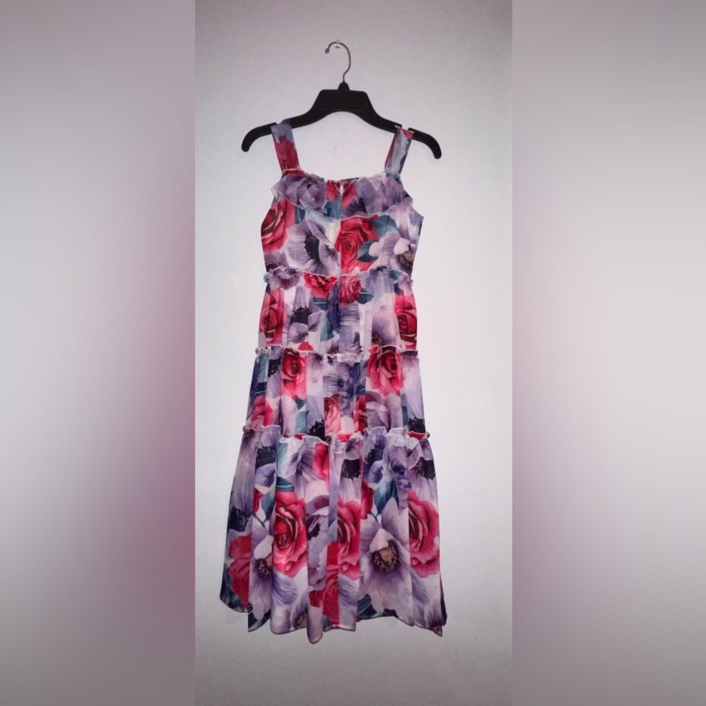 Casual floral dress with gold accessory.